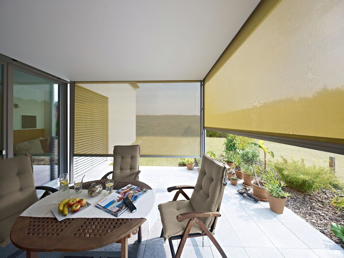 Terrasse mit Senkrechtmarkisen in gelb